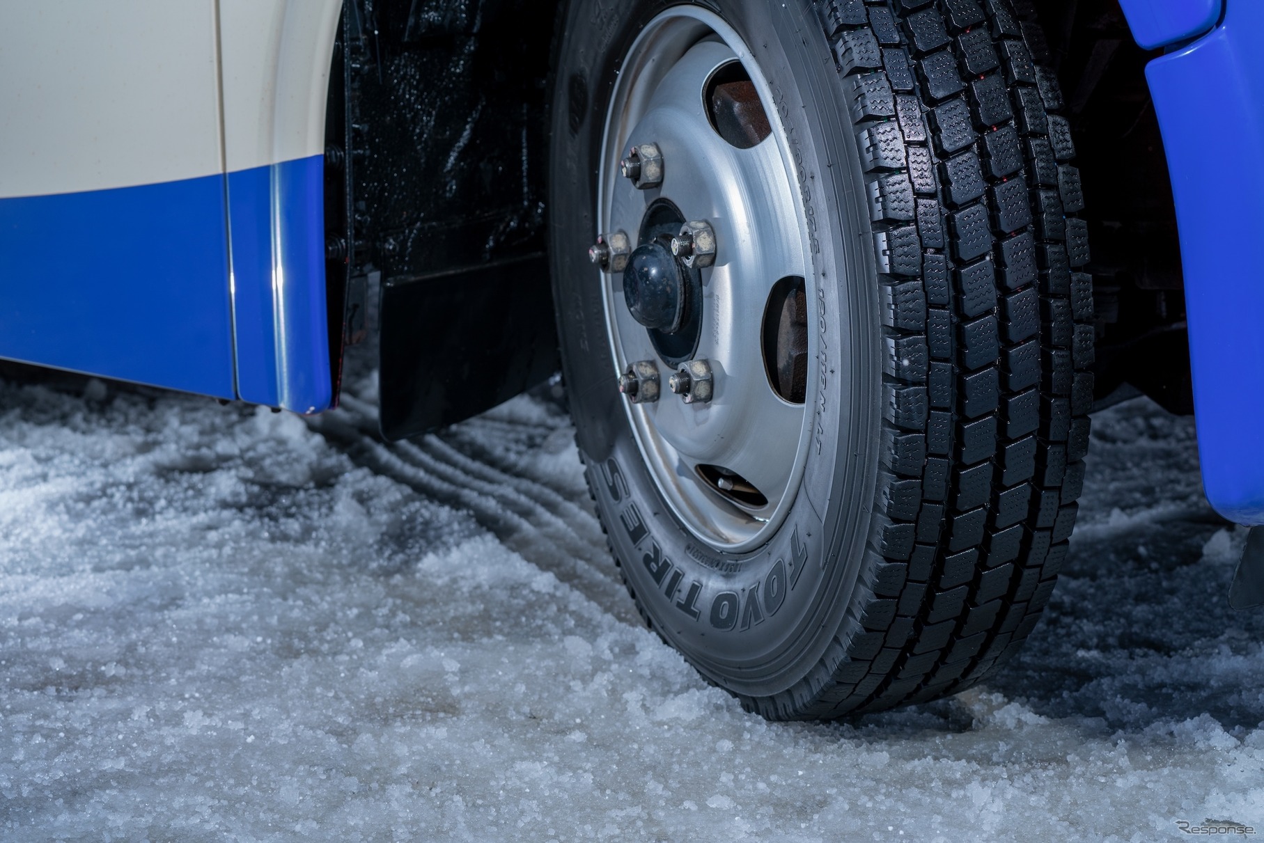 「M937」は通年の使用を考えて、スタッドレスとしての冬性能・耐摩耗性能を両立させたタイヤである