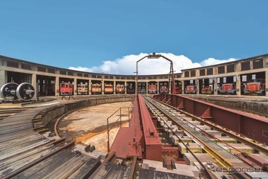 『SAKU美SAKU楽』の回転実演が行なわれる津山まなびの鉄道館のターンテーブル。背後は旧津山扇形機関車庫。