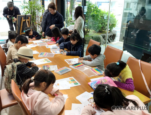 町のクルマ屋さんでお勉強？ 　家族みんなで「暮らしのヒント」を学ぶ… 奈良市・ガラージュモリ