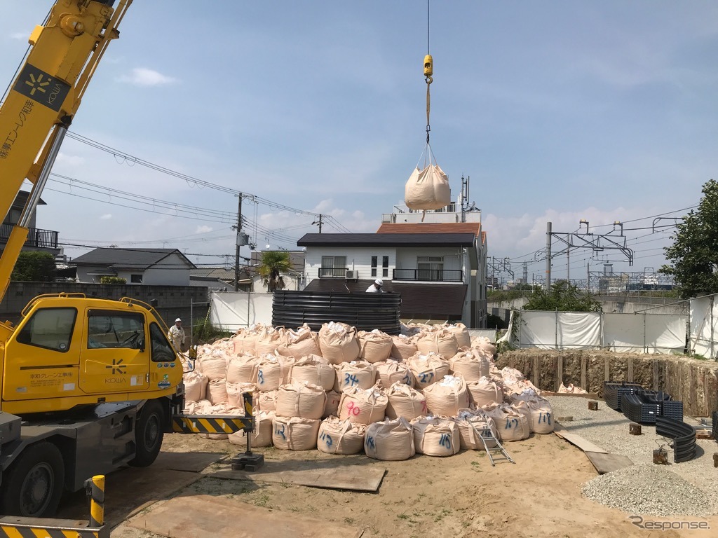 吹田市の不発弾発見現場。万が一の爆発に備えて周囲に高さ6mの防護壁を設置し、周辺住民への影響軽減を図る。