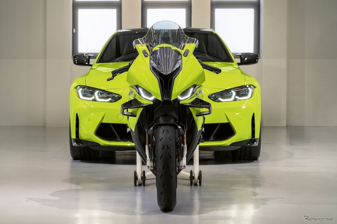 BMW M 1000 RR 50 Years M（前）、BMW M4（後）