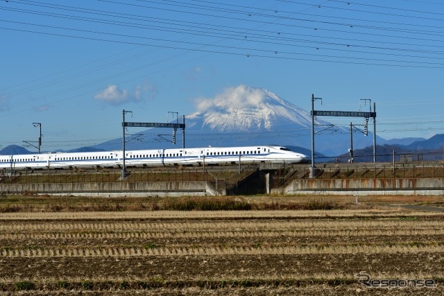 主変換装置を利用して電圧低下を抑制するJR東海のN700S。当面は一部車両に機能を搭載し、試験結果の確認後に搭載範囲を拡大するとしている。