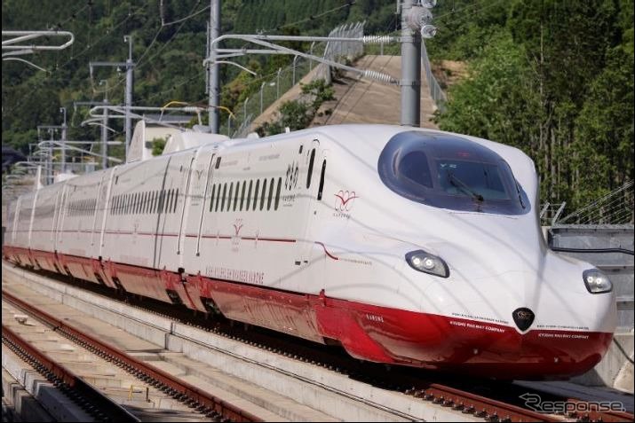 開業直前まで日中を中心に訓練運転が続く西九州新幹線『かもめ』用N700S。訓練運転が始まる明け方には線路の点検を行なう車両も走行する。
