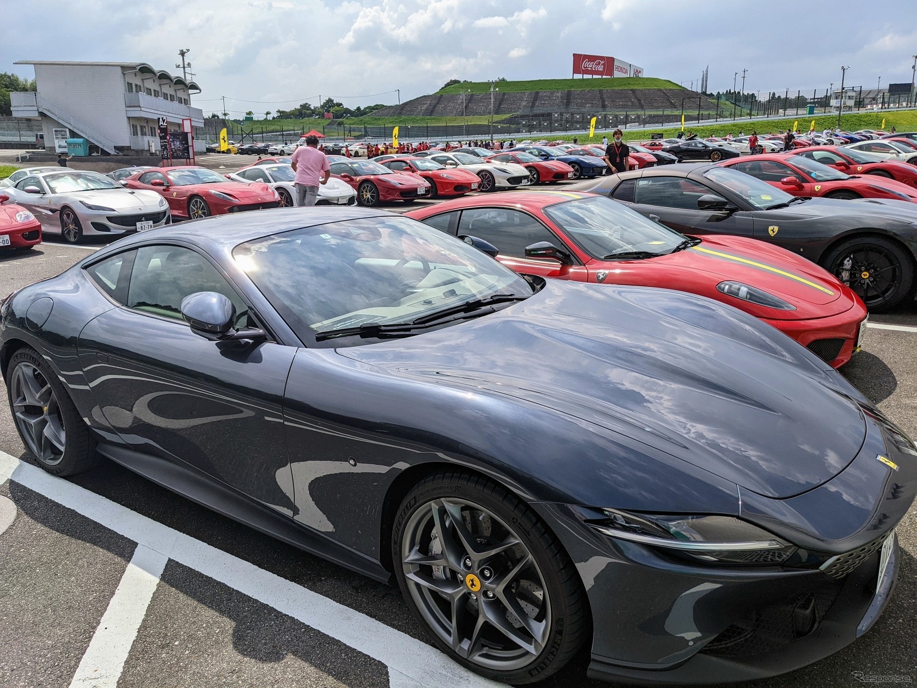 駐車場に詰めかけたオーナーたちのフェラーリの列