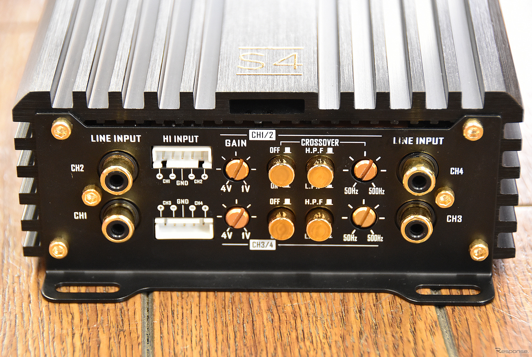 DLS S4にはスイッチでのクロスオーバーON／OFFも備えている