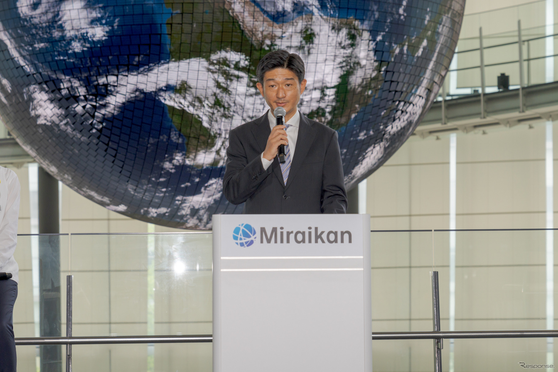 副館長の高木啓伸氏。4つのテーマ設定と、科学コミュニケーションについて語られた。