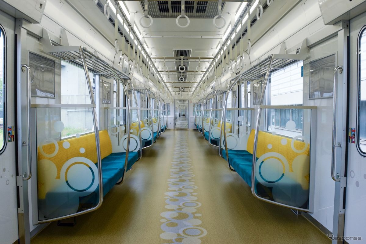 30000A系の車内。照明はすべてLEDで、空気浄化装置を設置。荷棚の高さを従来より100mm下げている。