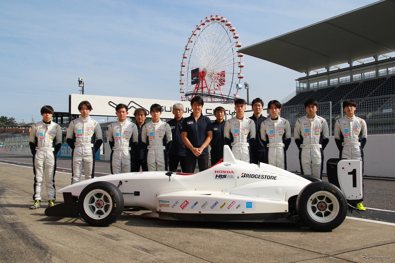 講師陣と修了式を迎えた8名の受講生