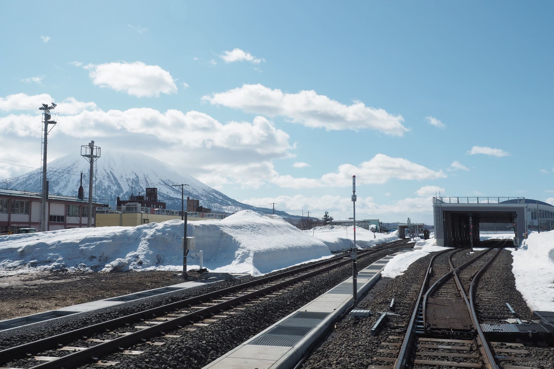 2022年4月時点の倶知安駅構内。雪が積もっている付近に高架駅が建設される模様。右手は西側に移設された在来線。