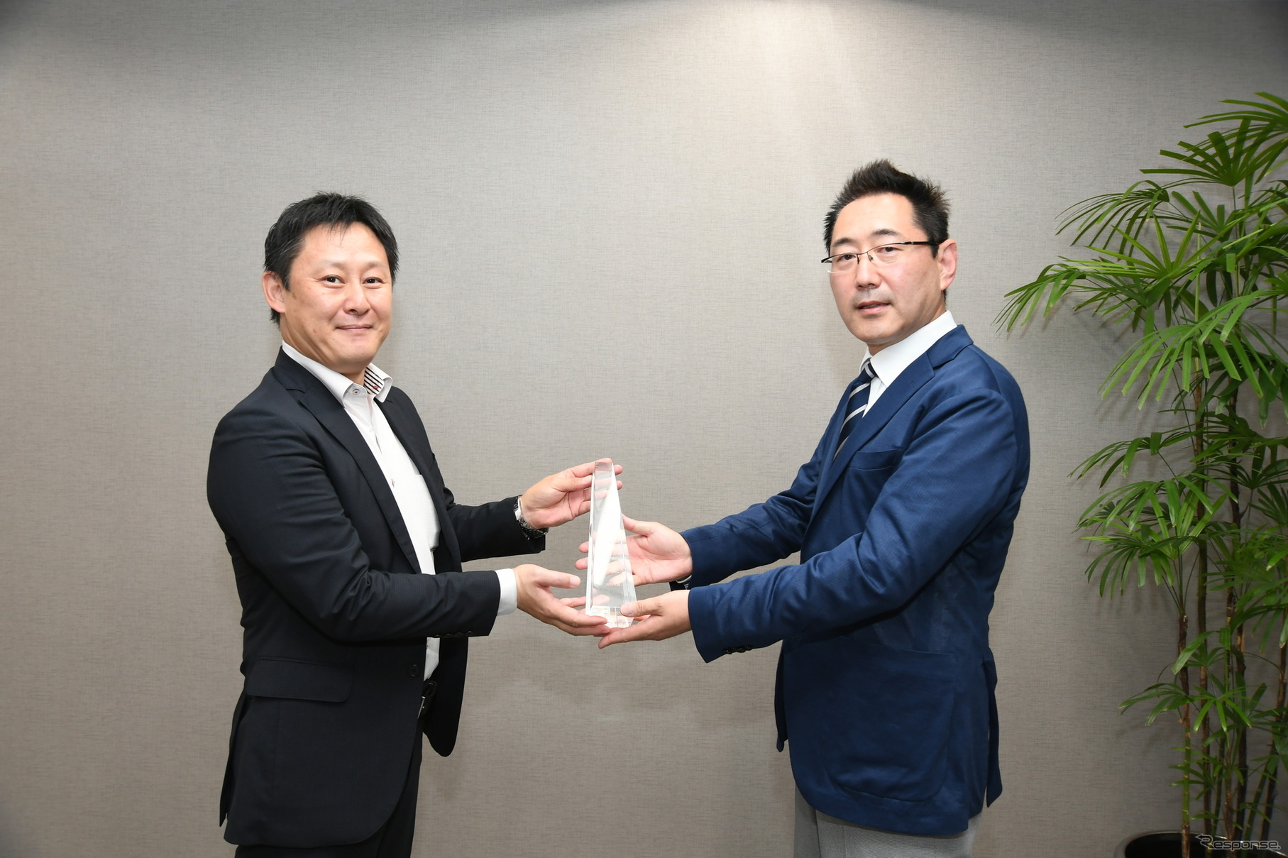 三浦選考委員長（右）からトロフィーを受け取る大矢主査