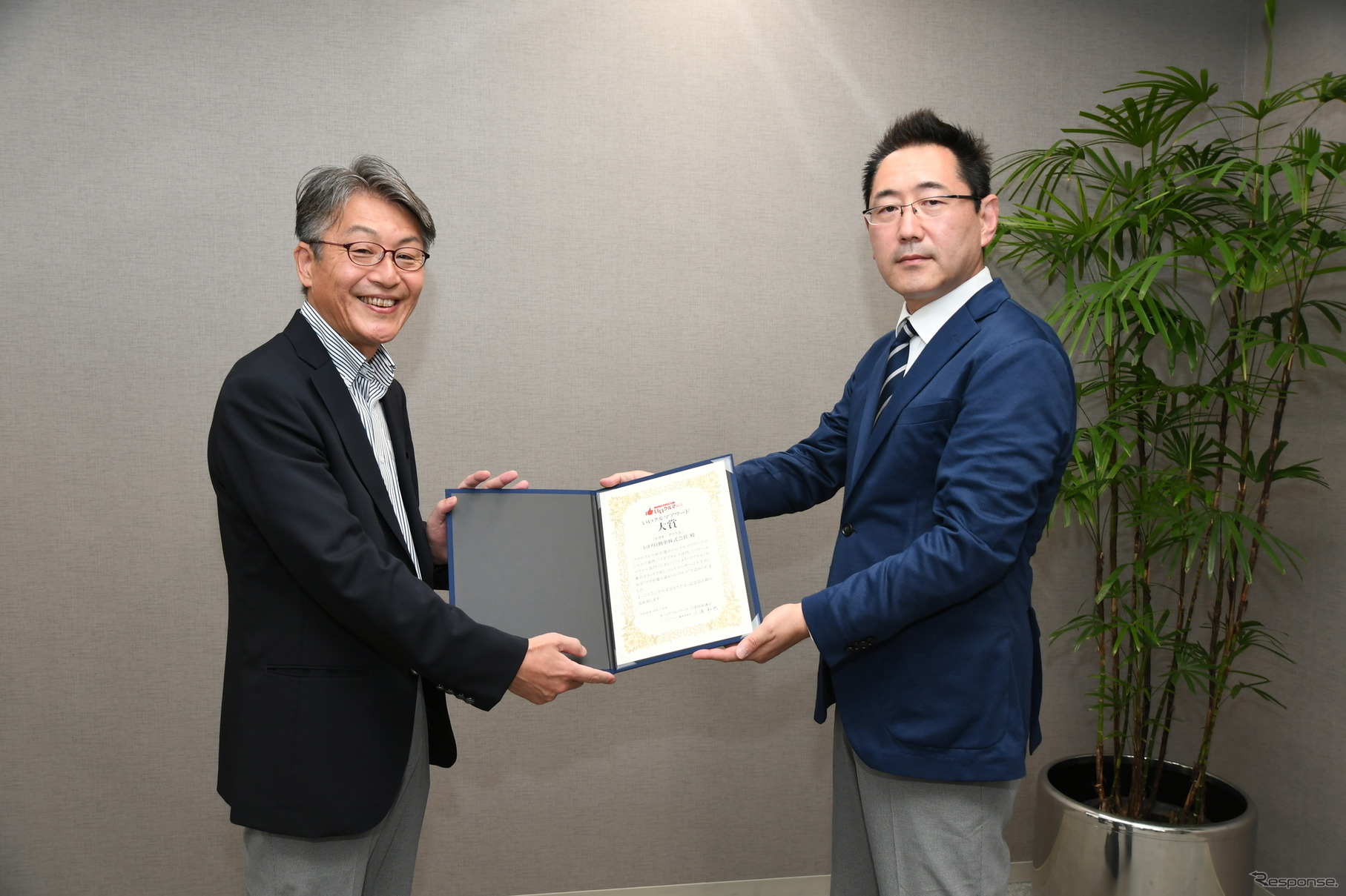 三浦選考委員長（右）から賞状を受け取る菅野主幹