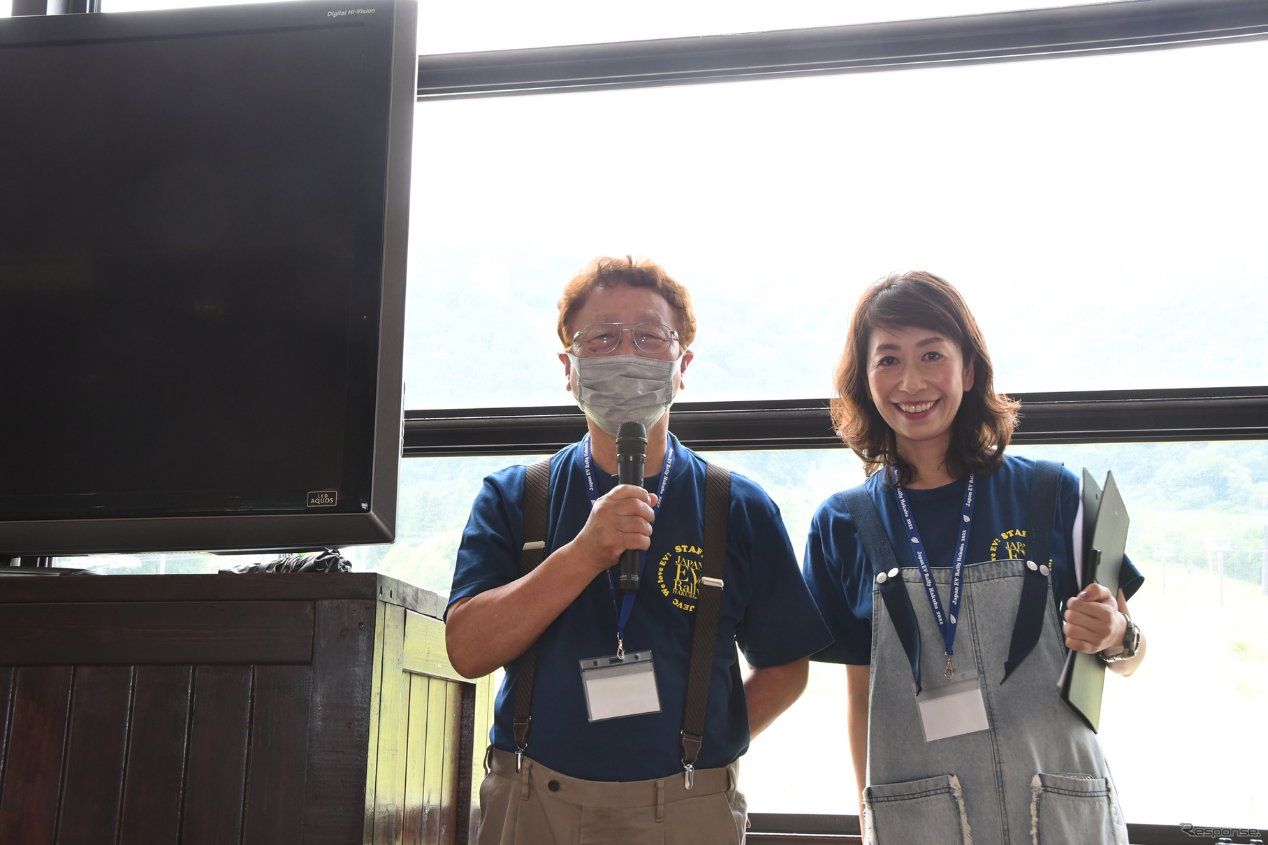 日本EVクラブ代表の舘内端氏（左）とMCの秋元郁美さん