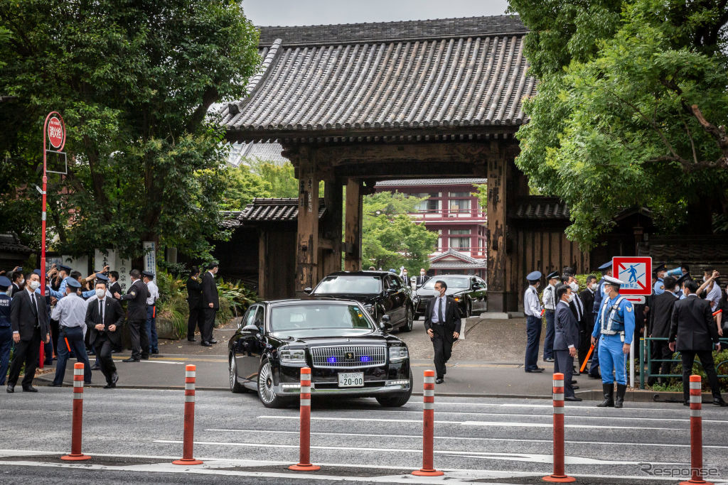 告別式後、安倍元総理の遺体を載せ増上寺を出る寝台車（7月12日）