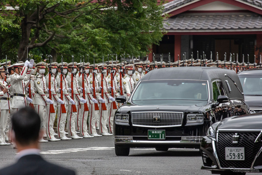 告別式後、安倍元総理の遺体を載せ増上寺を出る寝台車（7月12日）