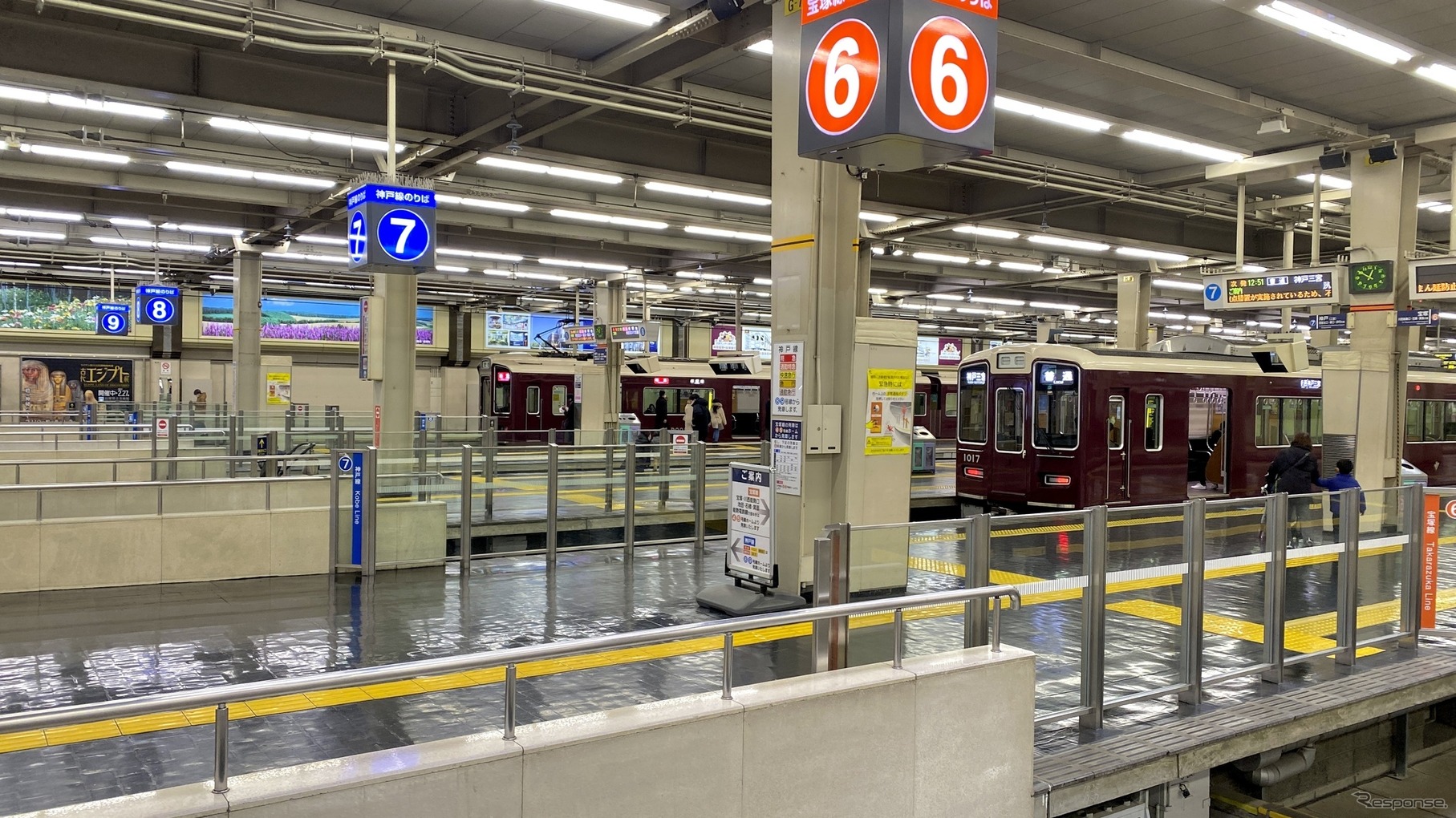 可動式ホーム柵が整備されている阪急の大阪梅田駅。