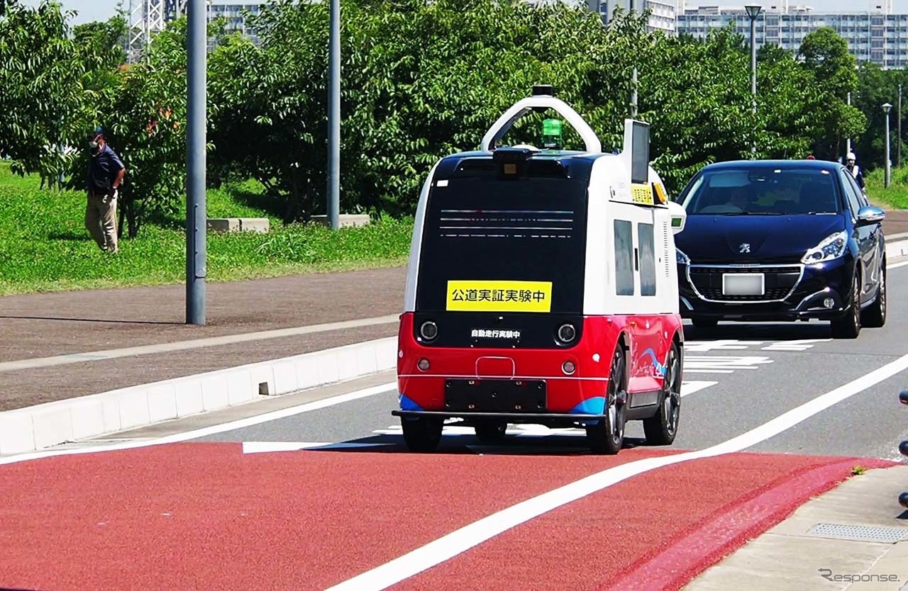 無人走行ロボットの最高速度は15km/h。後続車など周囲の状況を判断しながら遠隔操作で停止させることもある