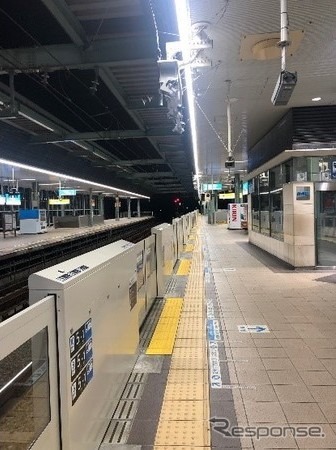 小田急のホームドア。写真は2021年度に導入された登戸駅のもの。