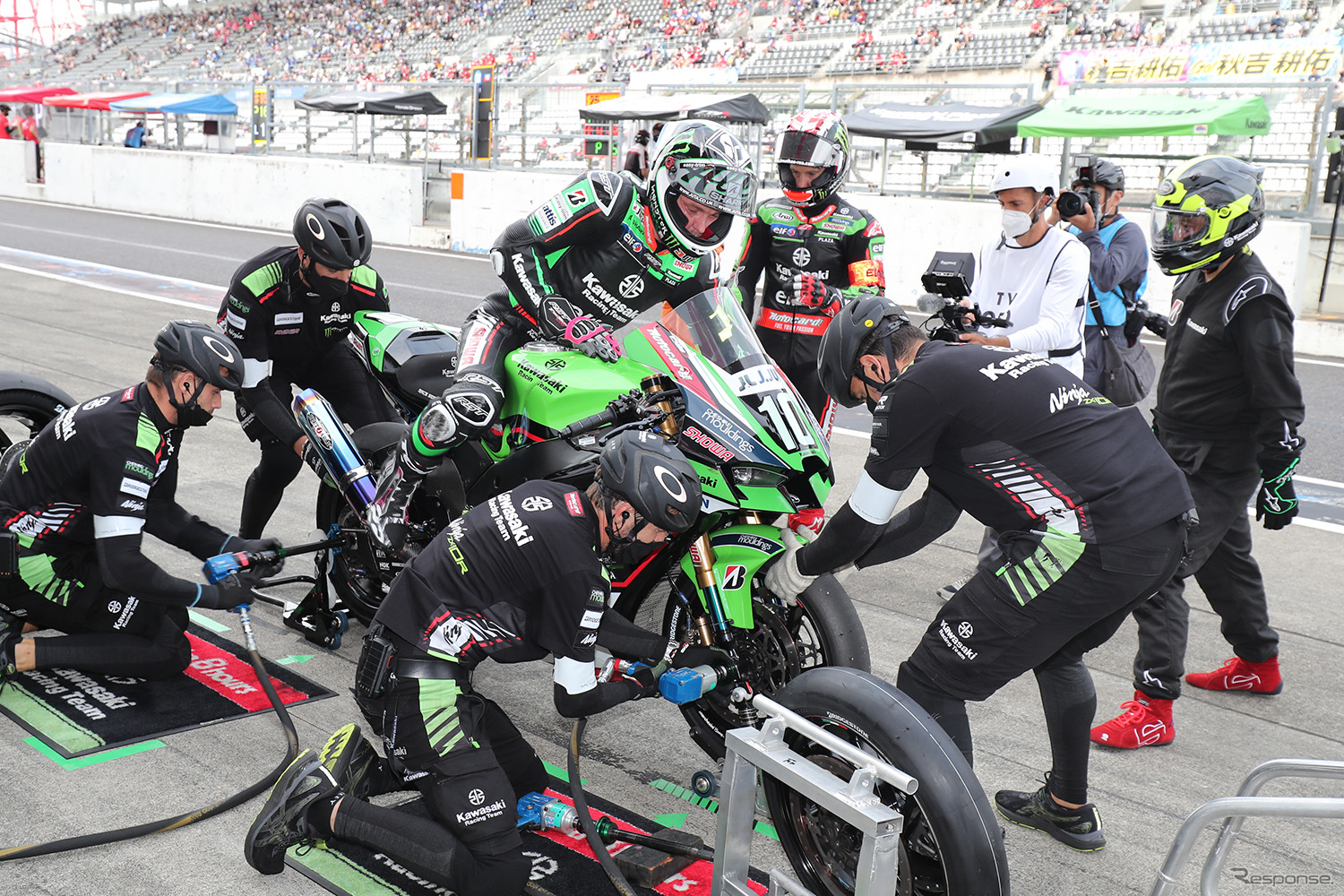 予選2番手、#10 Kawasaki Racing Team Suzuka 8H（L・ハスラム／A・ロウズ／J・レイ）のピット作業