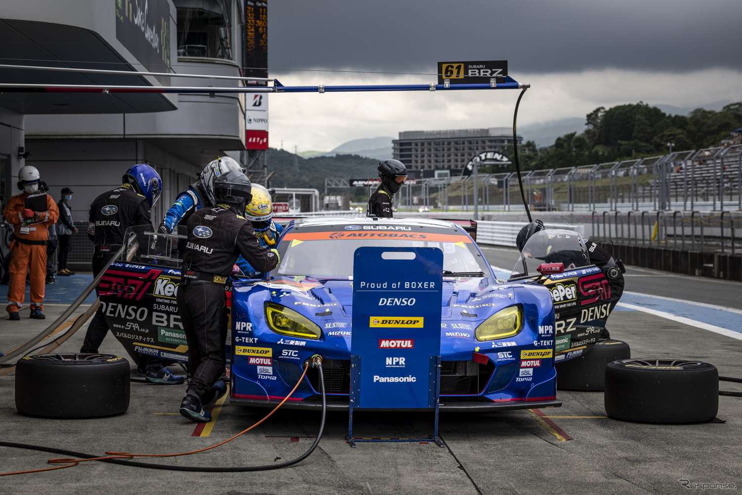 GT300クラス優勝の#61 SUBARU BRZ R&D SPORTのピットストップ