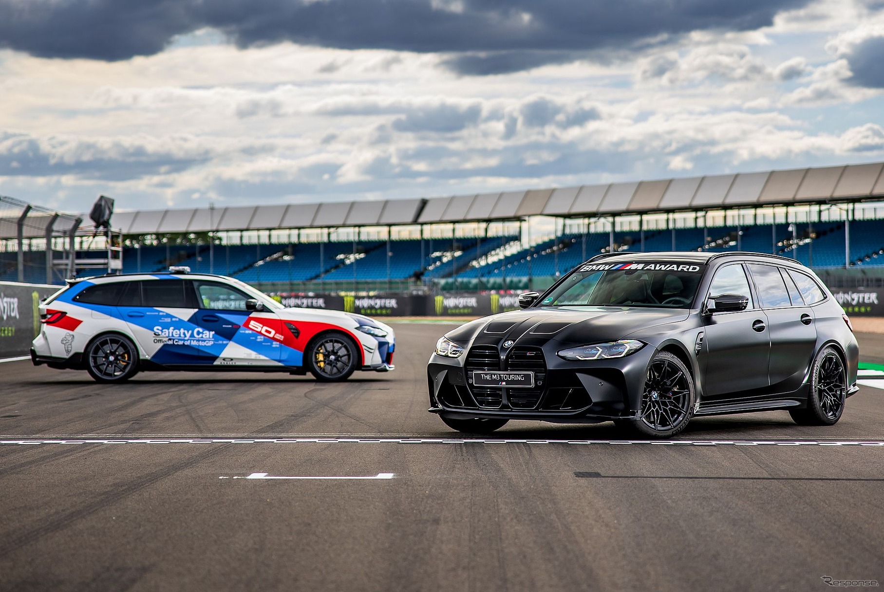 BMW M3 ツーリング・コンペティション（右）と同MotoGPセーフティカー