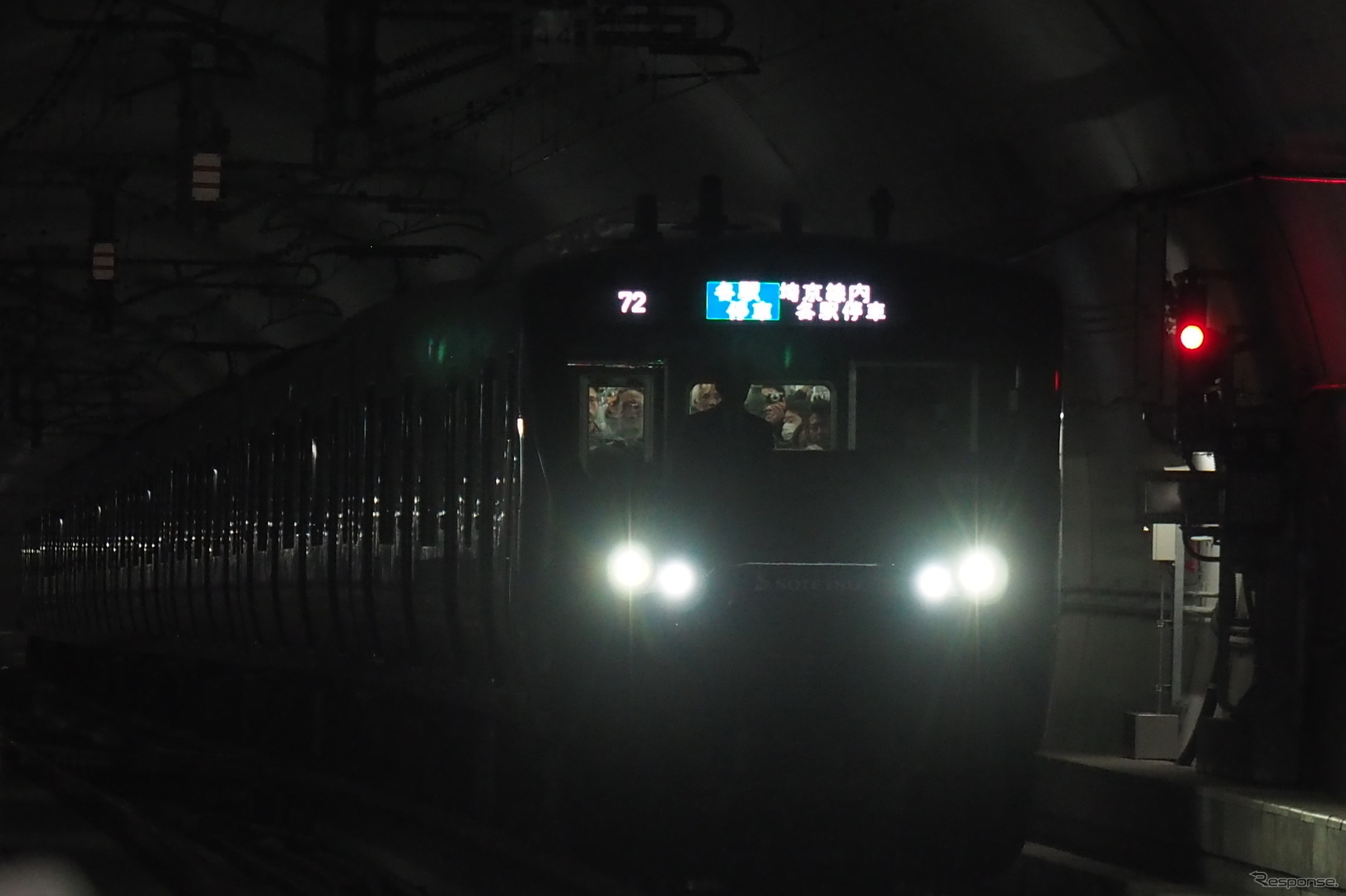 西谷方面から羽沢横浜国大駅に入る相鉄・JR直通線の12000系電車。相鉄新横浜線は相鉄・JR直通線として2019年に開業した西谷～羽沢横浜国大間も含む。2019年12月31日。