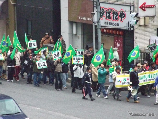 ブラジル人労働者らが東京都心でデモ行進