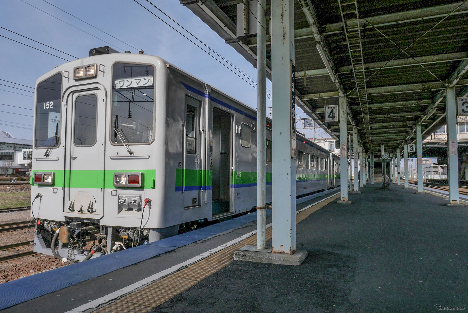 苫小牧駅で発車を待つキハ143形の上り普通列車。苗穂運転所配置車のため、早朝・深夜は送込みを兼ねて札幌～苫小牧間にも普通列車として入線するが、その時は車掌が乗務する。
