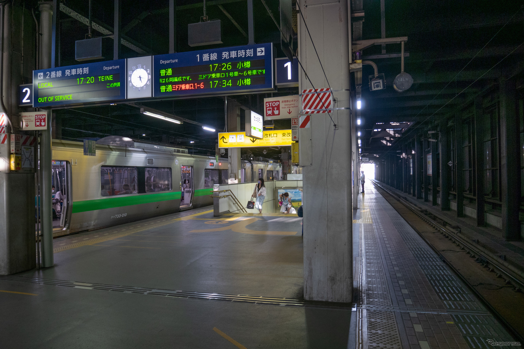 現在の札幌駅1・2番線ホーム。右手の1番線が廃止され、ホームの幅員が縮小される。2022年8月21日。