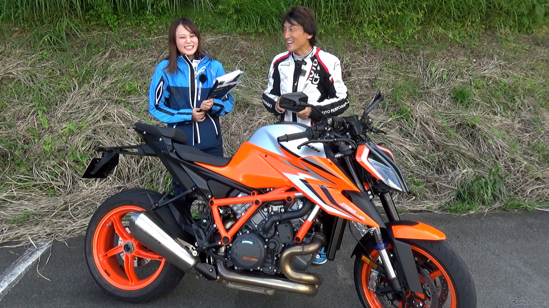 KTM 1290スーパーデュークと小鳥遊レイラ（左）と丸山浩（右）