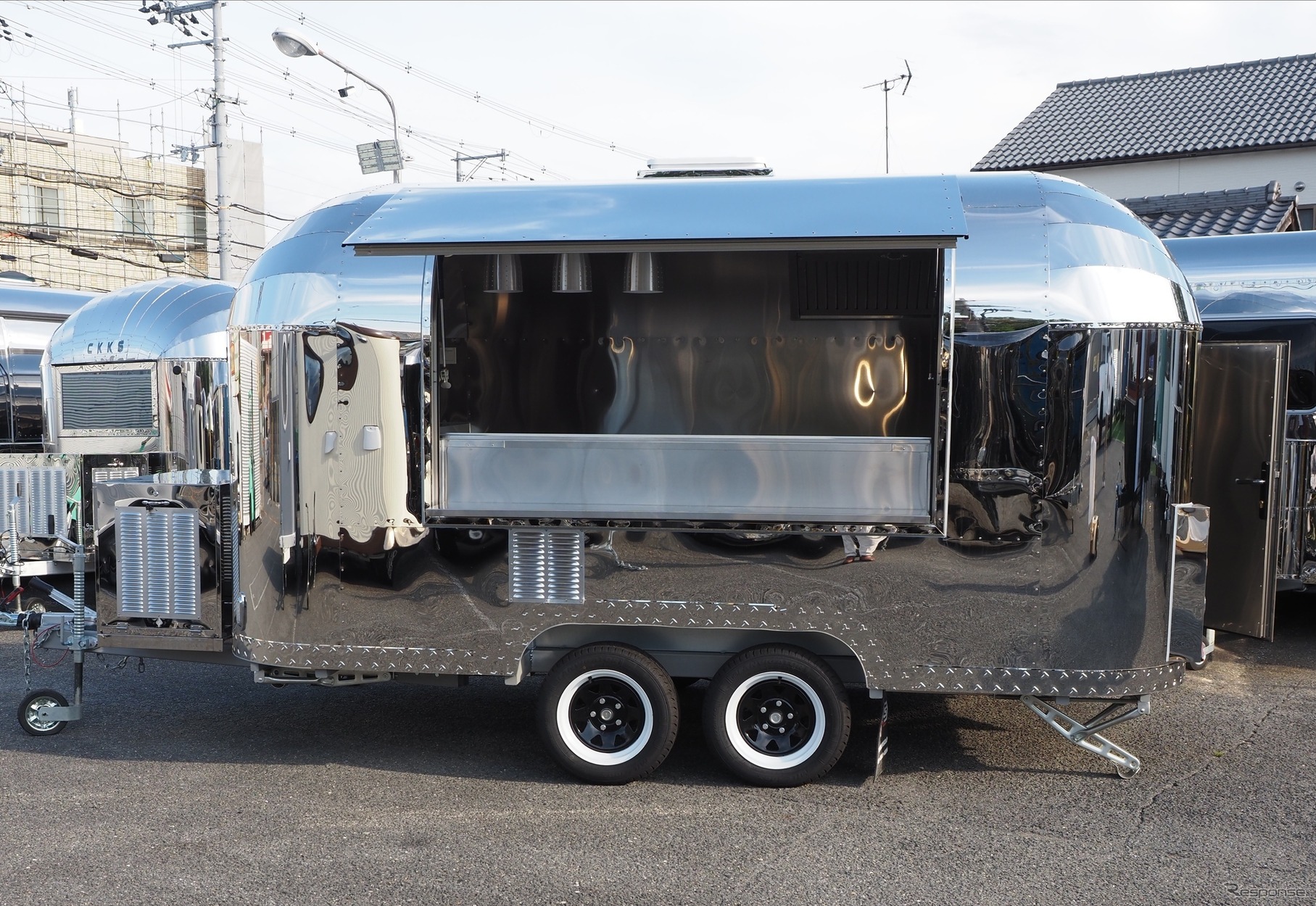 オールステンレスボディの大型キッチントレーラーT011