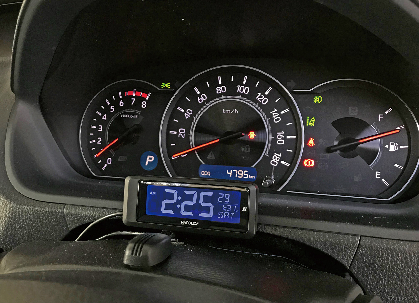 車用電波時計（常時点灯タイプ USB） Fizz-1083（Fizz）。