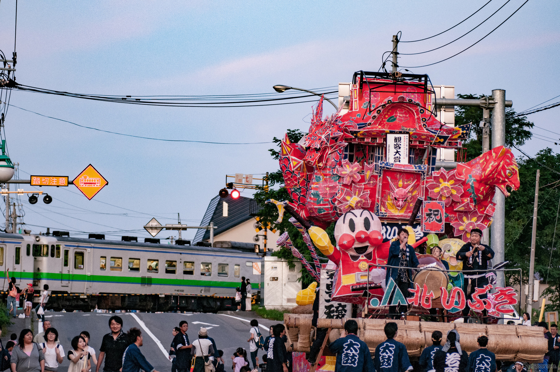 沼田町で毎年8月末に開かれる夜高あんどん祭りでは、留萌本線を走るキハ40形とのコラボレーションも見られた。2011年8月。