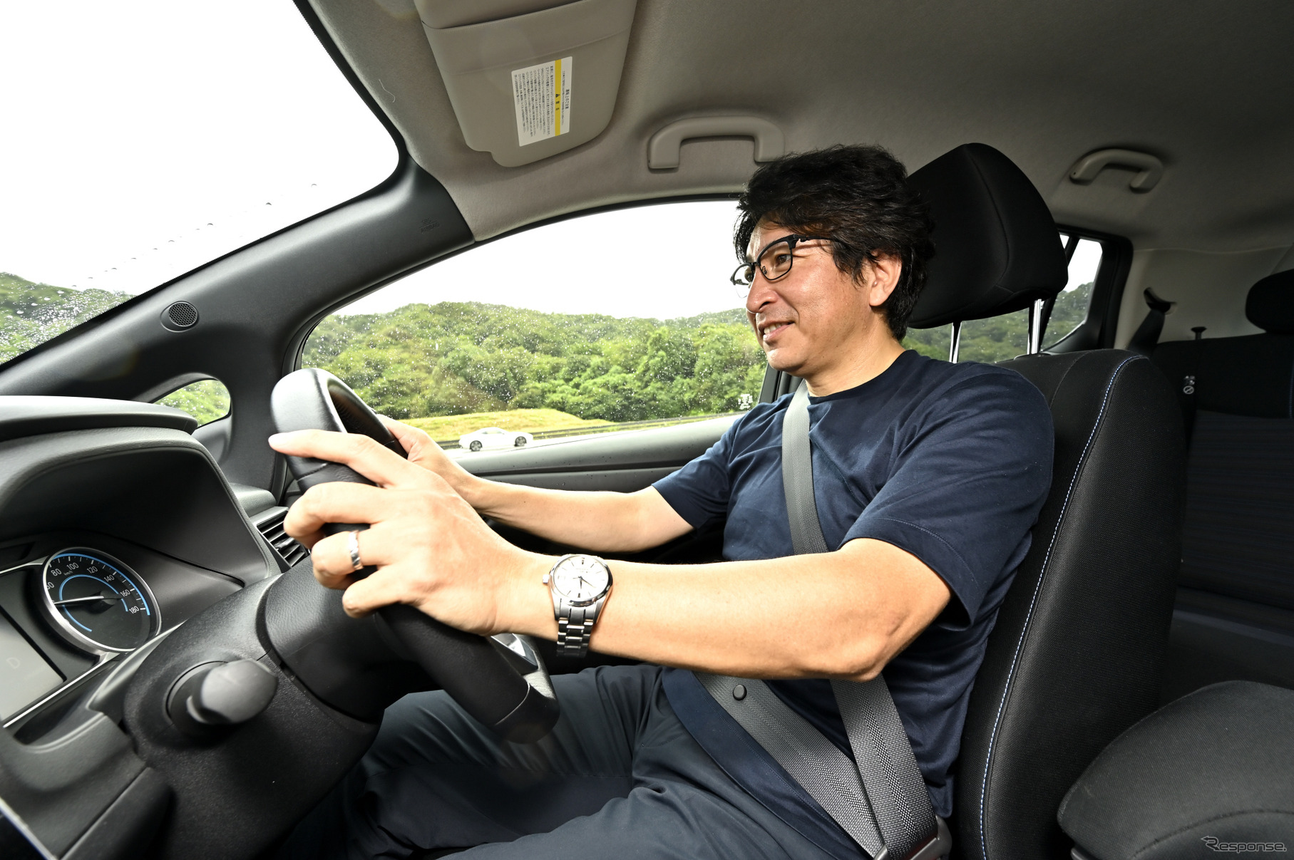 「αlive AD」を搭載したリーフを運転する筆者・西村直人氏。LFAのような音づくりにニヤリ。