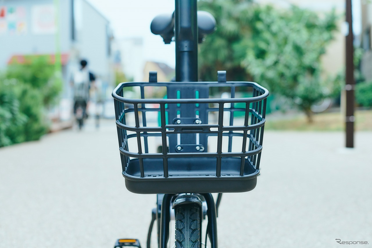 荷物を入れることができるカゴを装着