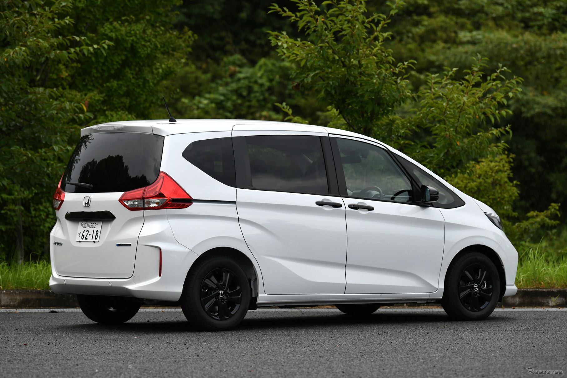 ホンダ・フリード：受注してから工場出荷まで半年以上 。一部タイプ・カラーではそれより早い場合も。