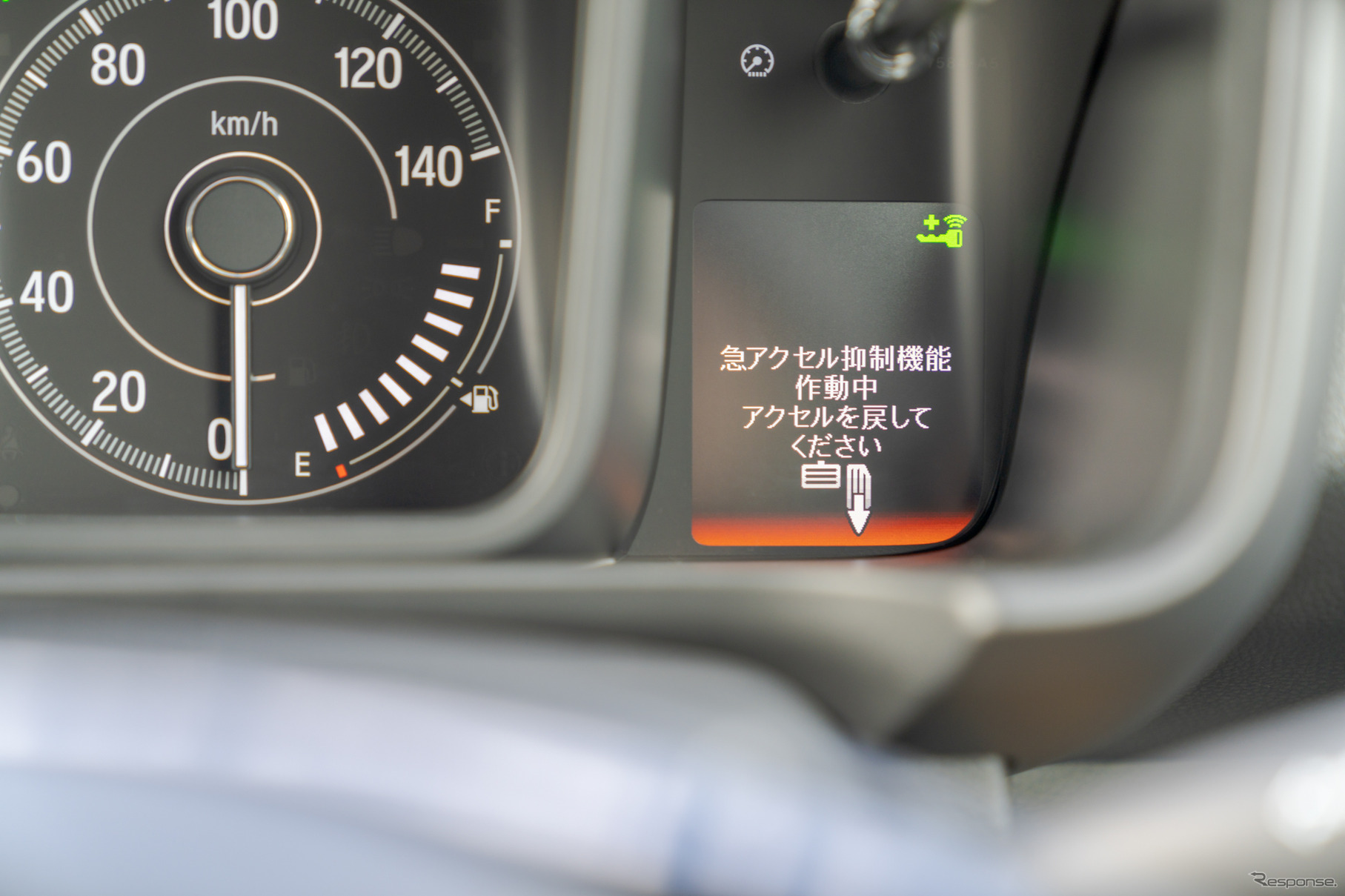 急アクセル抑制機能が発動するとこのような表示に切り替わり、車内にはアラート音が鳴り続ける。パニックになった場合、表示だけでは見落としてしまいそうだが、音でも気付かされるので落ち着きを取り戻しやすい。