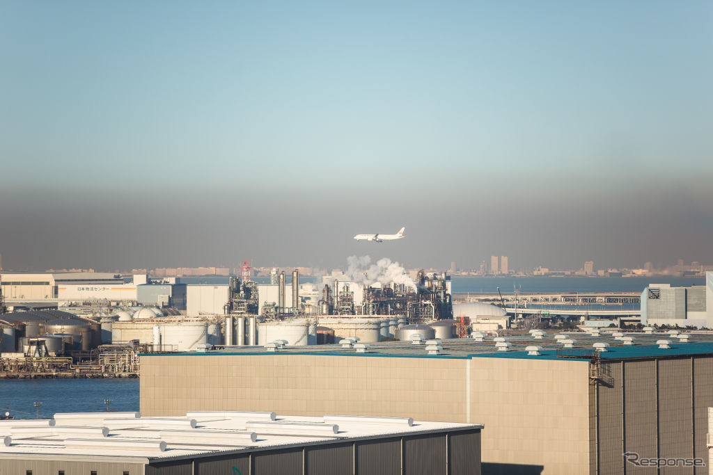 羽田空港に進入するJAL機