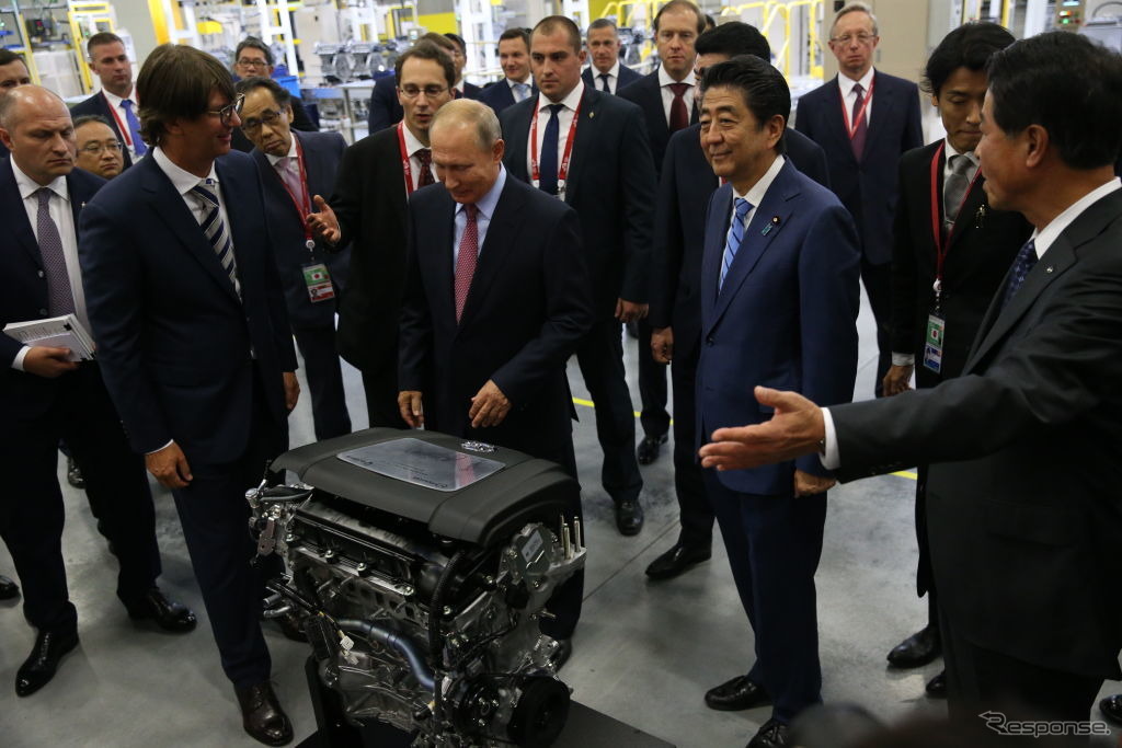 ソラーズ・マツダ合弁工場を視察するロシアのプーチン大統領と日本の安倍首相（当時）