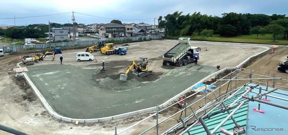新しい御代志駅前に設けられる広場の建設現場。2022年7月14日時点。