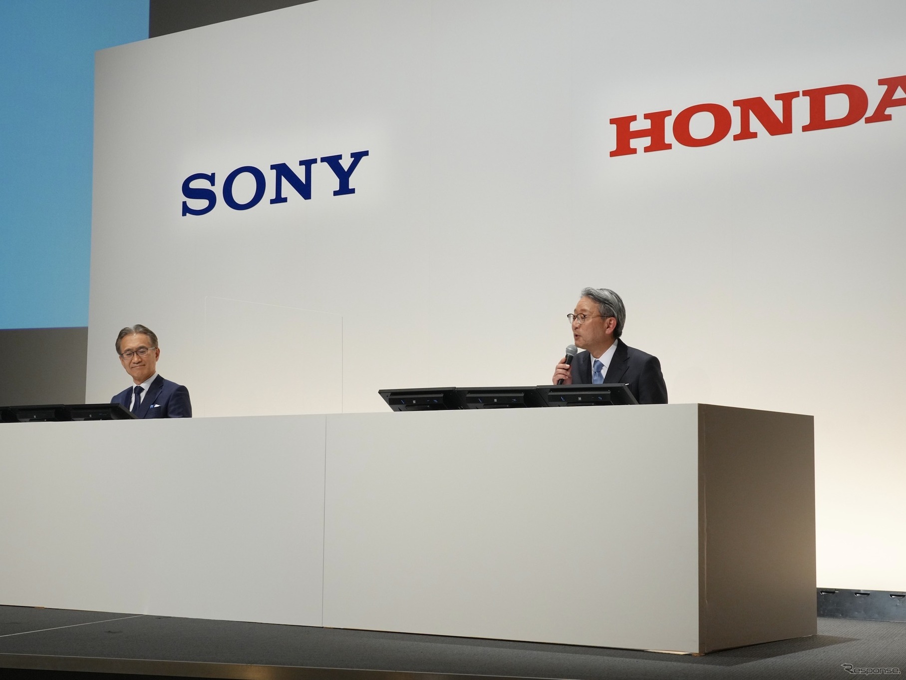 ソニーグループの吉田健一郎会長兼社長（向かって左）とホンダの三部敏宏社長（2022年3月4日の記者会見）