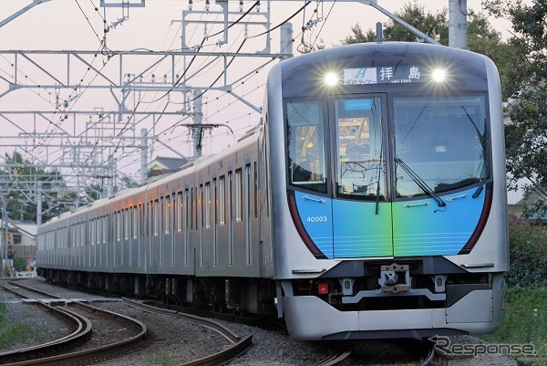 『拝島ライナー』に運用されている40000系。