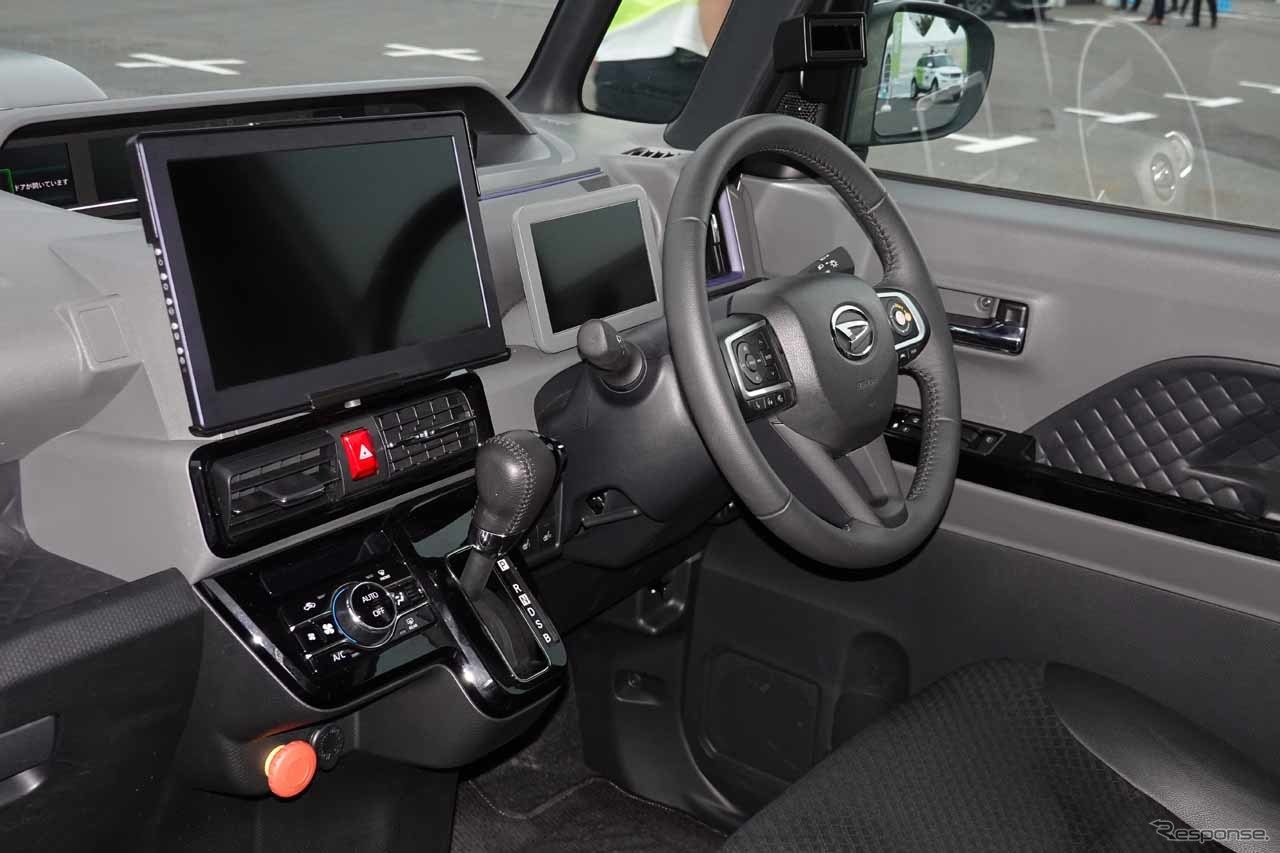 実験車両の車内