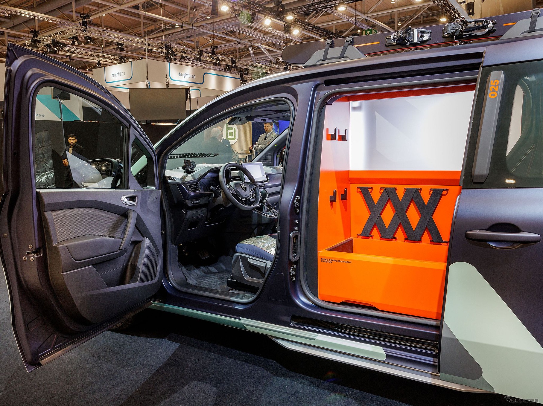 ルノー・カングー E-TECH エレクトリック の「ヒッピー・キャビア・モーテル」（IAAトランスポーテーション2022）