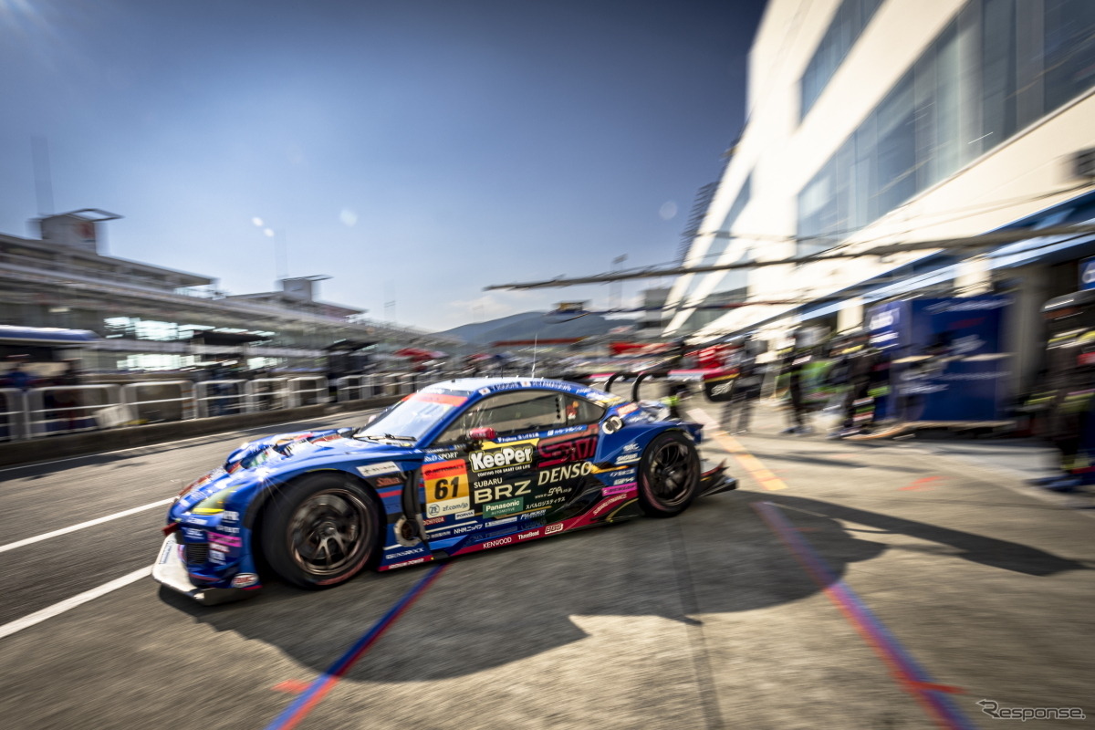 決勝レースへ向け勢いよくピットから飛び出すSUPER GTマシン（#61 SUBARU BRZ R&D SPORT（井口卓人／山内英輝））