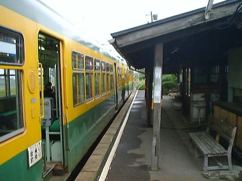 月潟駅で折返す「かぼちゃ電車」。1998年5月30日。