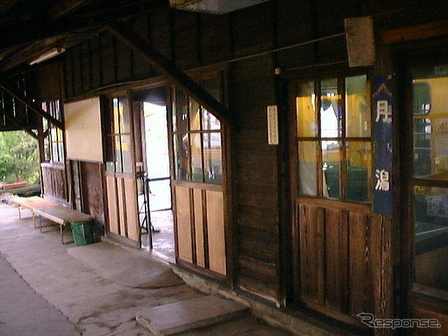 鄙びた風情の月潟駅改札口。1998年5月30日。