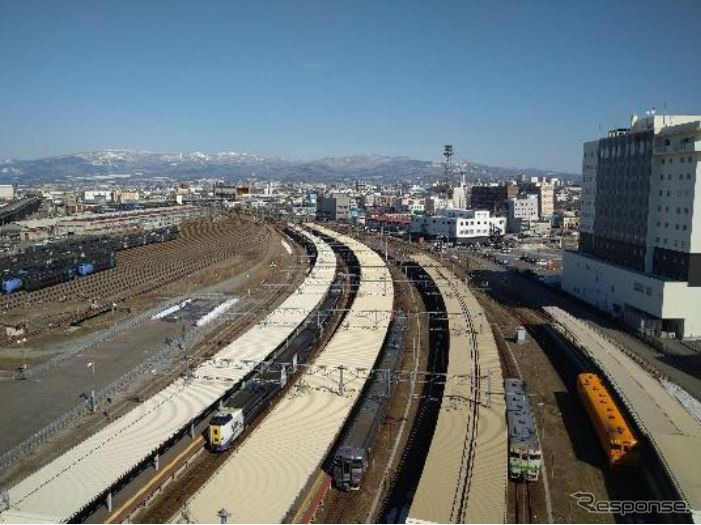 線路側の8階客室から見る函館駅構内。
