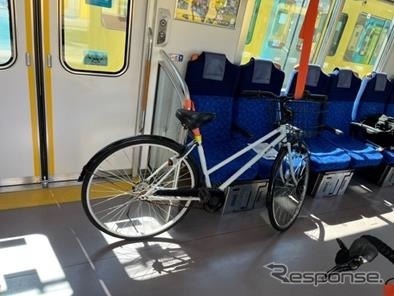 自転車の車内固定イメージ：40000系。固定用のベルトは乗車時に用意される。