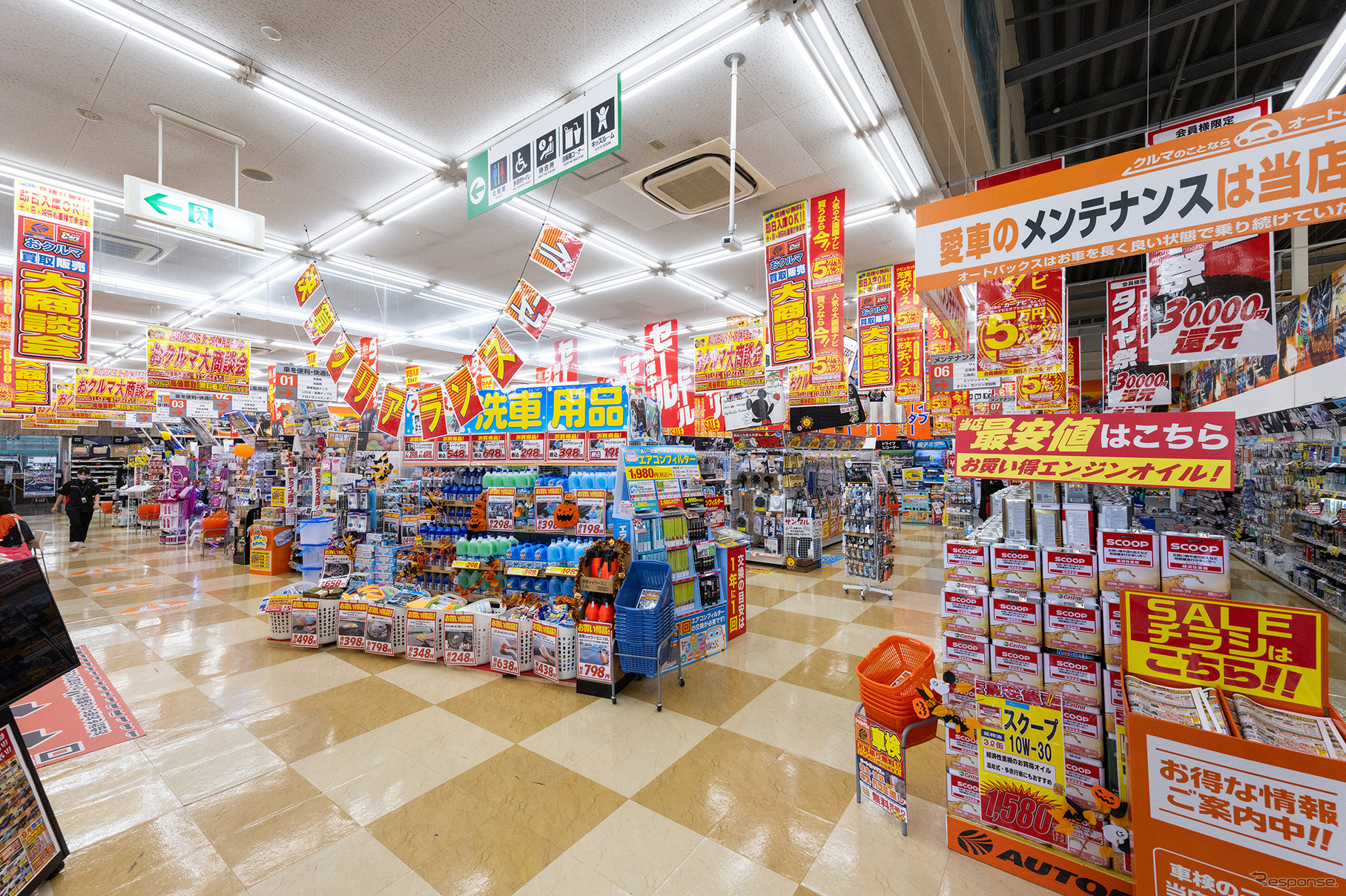 スーパーオートバックス神戸三田インター店、広々とした店内でゆっくりショッピングを楽しめる
