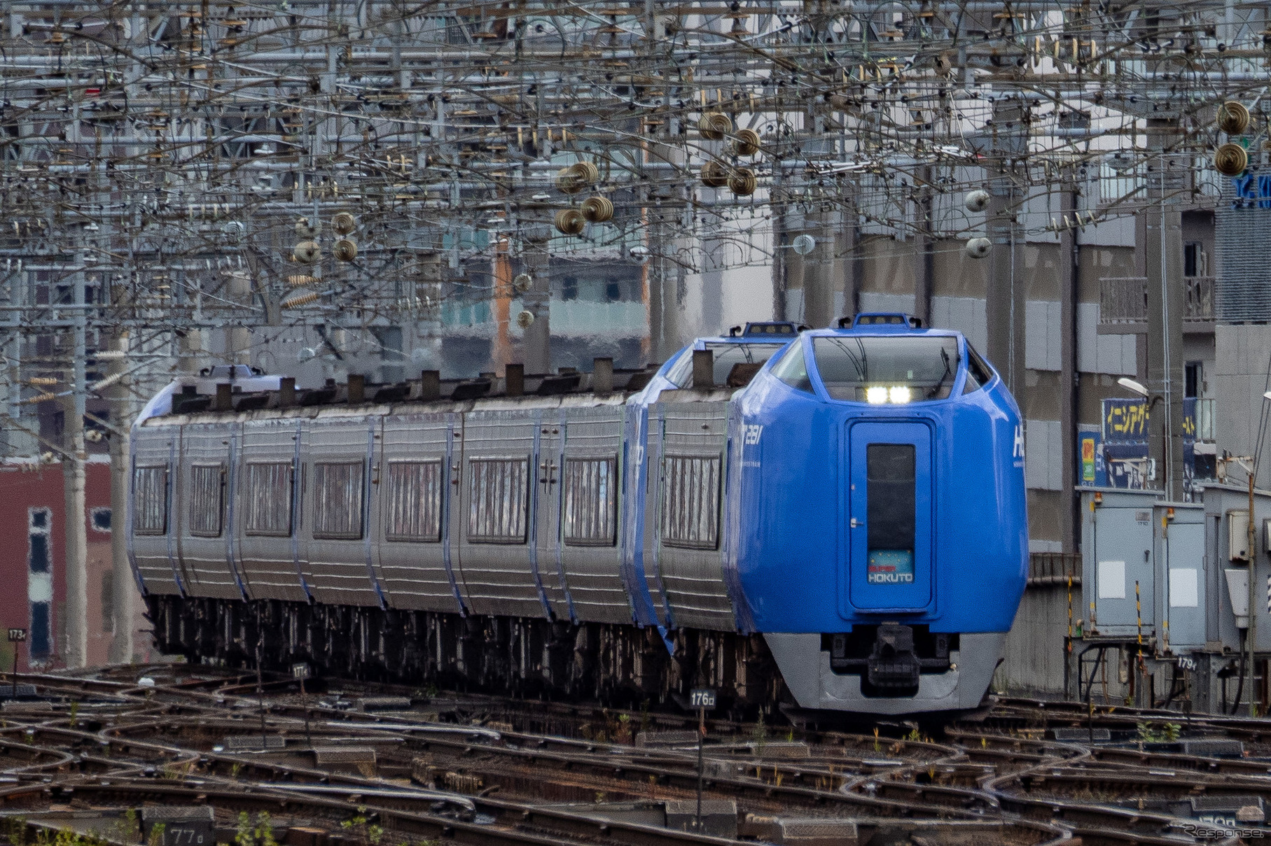 8両編成の『スーパー北斗』。札幌方に先頭車を2両連結。